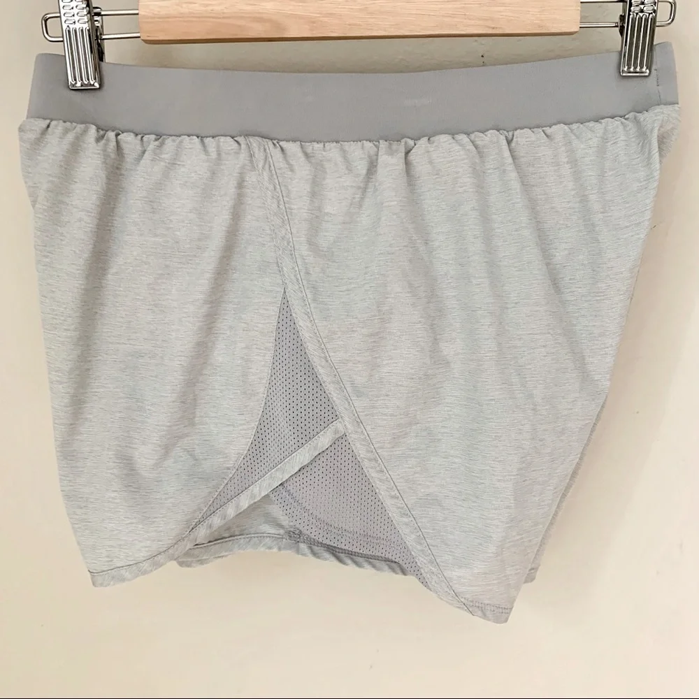 UNDER ARMOUR Fly-By 2.0 3.5” Shorts Gray Wolf Full Heather Size Small - Picture 10 of 14